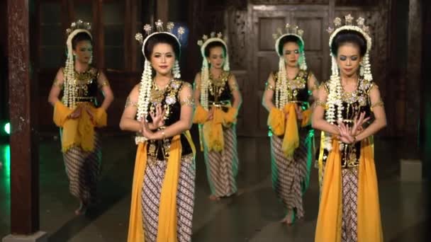 Група Яванських Танцюристів Танцює Разом Застосовуючи Макіяж Вечірнього Шоу — стокове відео