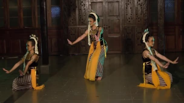 Группа Яванских Танцоров Танцует Вместе Нанося Макияж Вечернего Шоу — стоковое видео