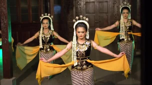 Μια Ομάδα Χορευτών Της Ιάβας Χορεύει Μαζί Ενώ Εφαρμόζουν Μακιγιάζ — Αρχείο Βίντεο