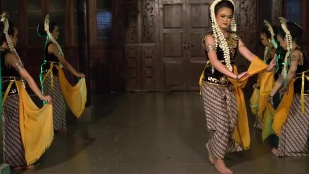 Grupo Dançarinos Javaneses Dançam Juntos Enquanto Aplicam Maquiagem Para Show — Vídeo de Stock