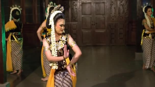 Ryhmä Balilaisia Tanssijoita Näyttää Tanssimistaitojaan Lavalla Yöllä — kuvapankkivideo