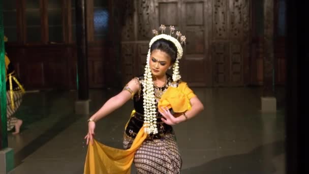 Group Balinese Dancers Show Dancing Skills Stage Night — Stock Video