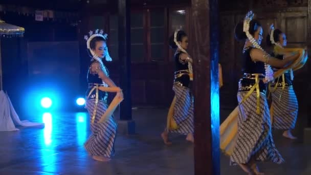Grupp Balinesiska Dansare Visar Sina Dansfärdigheter Scenen Natten — Stockvideo