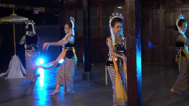 バリのダンサーのグループは 夜のステージでダンスのスキルを示しています — ストック動画