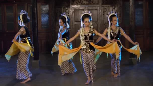 Eine Gruppe Balinesischer Tänzer Zeigt Ihre Tänzerischen Fähigkeiten Der Nacht — Stockvideo