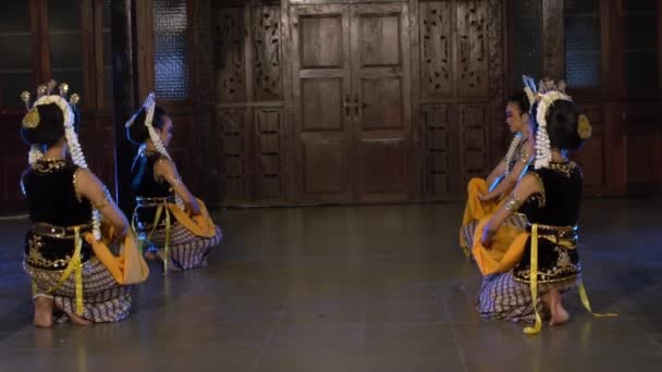 Група Балійських Танцюристів Демонструють Свої Танцювальні Навички Сцені Вночі — стокове відео