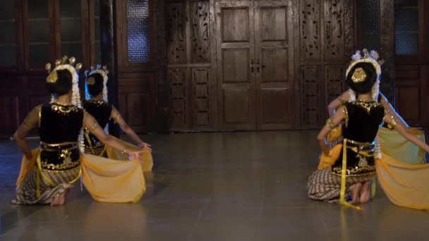 Grupo Bailarines Balineses Muestran Sus Habilidades Baile Escenario Por Noche — Vídeo de stock