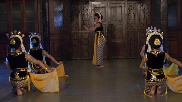 Grupo Bailarines Balineses Muestran Sus Habilidades Baile Escenario Por Noche — Vídeo de stock