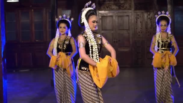 Een Groep Balinese Dansers Tonen Nachts Hun Danskunsten Het Podium — Stockvideo