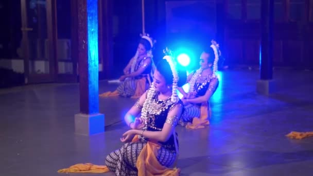 Grupp Balinesiska Dansare Visar Sina Dansfärdigheter Scenen Natten — Stockvideo