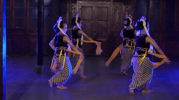 一群桑达人参加了晚上在一座木制庙宇里举行的传统舞蹈比赛 — 图库视频影像