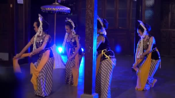 Група Сунданських Танцюристів Беруть Участь Традиційному Танцювальному Конкурсі Дерев Яному — стокове відео