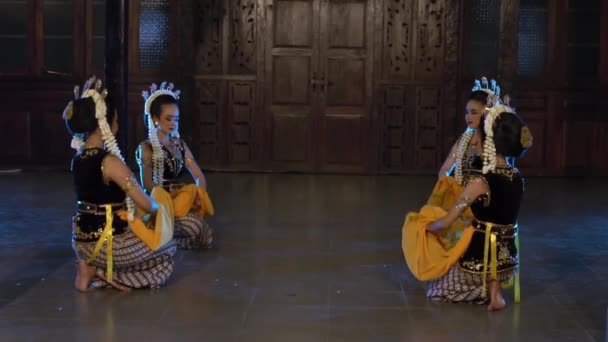 Група Сунданських Танцюристів Беруть Участь Традиційному Танцювальному Конкурсі Дерев Яному — стокове відео