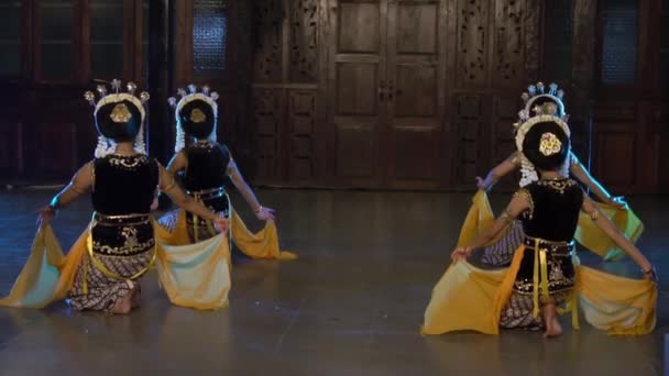 夜の木造寺院で伝統的なダンスコンテストに参加するスージーダンサーのグループ — ストック動画