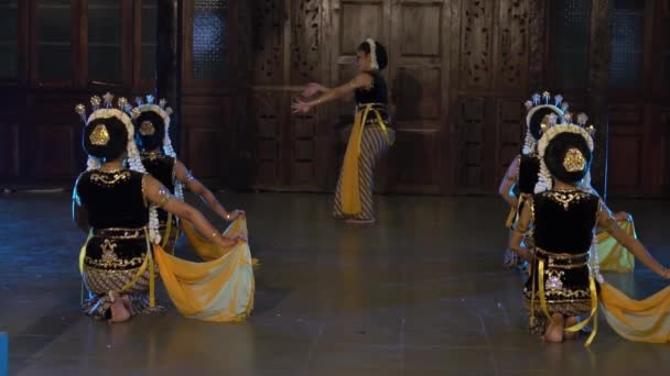 Группа Балийских Танцоров Принимает Участие Танцевальном Конкурсе Фестивале Павильоне Ночью — стоковое видео