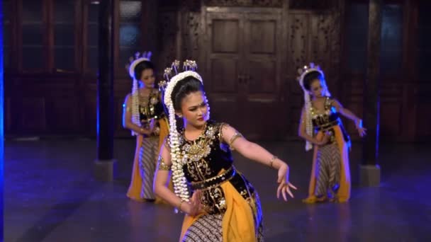 Grupo Bailarines Balineses Participan Concurso Baile Festival Pabellón Por Noche — Vídeo de stock
