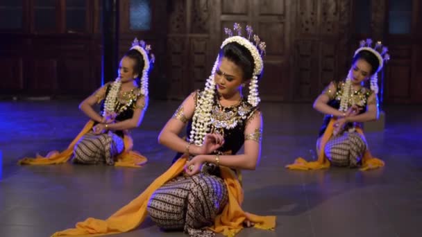 Een Groep Balinese Dansers Neemt Avonds Deel Aan Een Danswedstrijd — Stockvideo