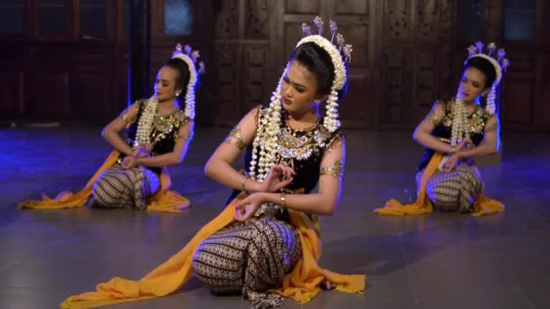 Grupp Balinesiska Dansare Deltar Danstävling Festival Paviljong Natten — Stockvideo