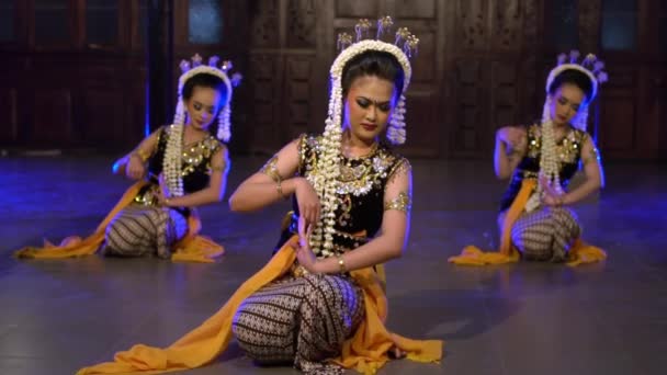 Grupa Balijskich Tancerzy Bierze Udział Konkursie Tańca Festiwalu Pawilonie Nocy — Wideo stockowe