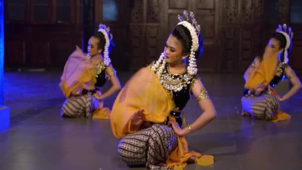 Een Groep Balinese Dansers Neemt Avonds Deel Aan Een Danswedstrijd — Stockvideo
