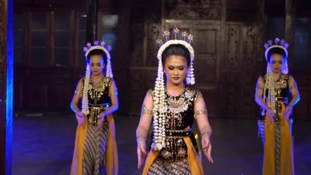 Μια Ομάδα Χορευτών Της Ιάβας Εκτελεί Ένα Παραδοσιακό Χορό Μπροστά — Αρχείο Βίντεο