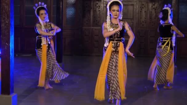 Grupo Dançarinos Javaneses Realiza Uma Dança Tradicional Frente Rei Noite — Vídeo de Stock