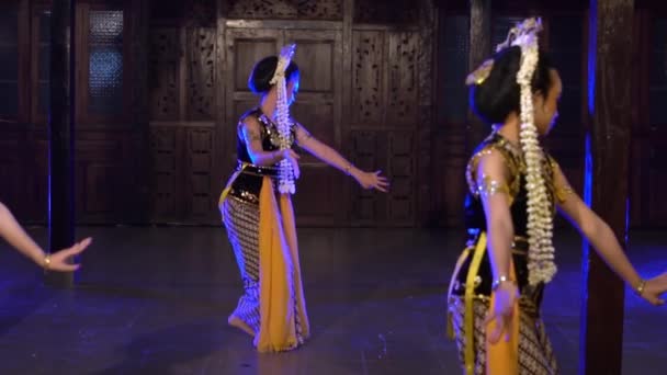 Grupp Javanesiska Dansare Utför Traditionell Dans Framför Kungen Natten — Stockvideo