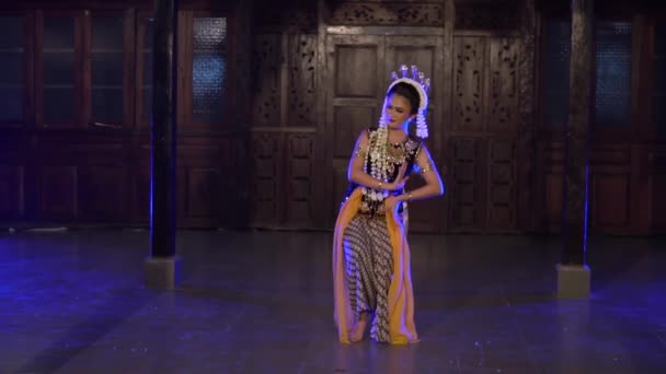 Μια Ομάδα Χορευτών Της Ιάβας Εκτελεί Ένα Παραδοσιακό Χορό Μπροστά — Αρχείο Βίντεο