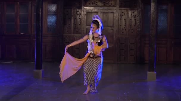 Eine Gruppe Javanischer Tänzer Führt Nachts Einen Traditionellen Tanz Vor — Stockvideo