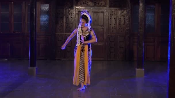 Sekelompok Penari Jawa Melakukan Tarian Tradisional Depan Raja Malam Hari — Stok Video