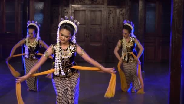 Een Groep Sundanese Dansers Neemt Avonds Deel Aan Een Danswedstrijd — Stockvideo