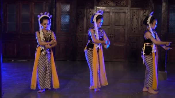 Een Groep Sundanese Dansers Neemt Avonds Deel Aan Een Danswedstrijd — Stockvideo