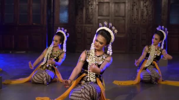Grupa Tancerzy Sundańskich Bierze Udział Nocnym Konkursie Tańca Wesołym Miasteczku — Wideo stockowe