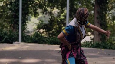 Endonezyalı bir dansçı geleneksel bir dans olan Topeng Cirebon 'u sahnede dans ettiriyor.
