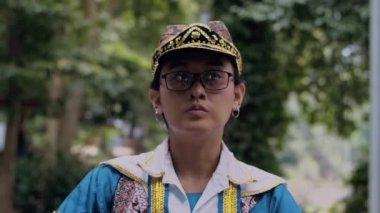 Endonezyalı bir dansçı geleneksel bir dans olan Topeng Cirebon 'u sahnede dans ettiriyor.