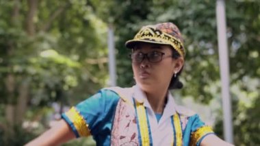 Endonezyalı bir dansçı geleneksel bir dans olan Topeng Cirebon 'u sahnede dans ettiriyor.