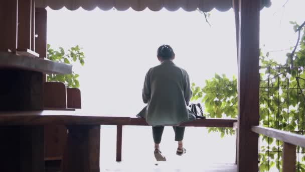 아시아 여자는 호수의 전망을 발코니의 — 비디오