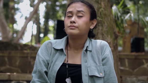 Asijská Žena Dívá Taneční Video Její Smartphone Velmi Vážně Parku — Stock video