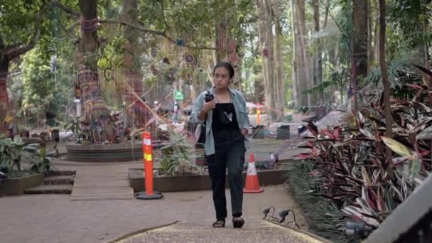 Siyah Elbiseli Asyalı Bir Kadın Sabahın Erken Saatlerinde Ağaçlarla Dolu — Stok video