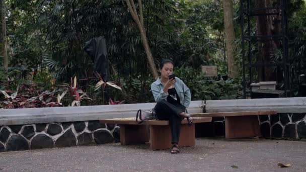 Seorang Wanita Asia Berpikir Dengan Ekspresi Yang Sangat Serius Saat — Stok Video