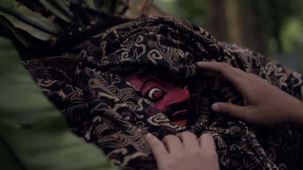 Asiatisk Kvinna Med Röd Mask Som Ligger Trasa Mitt Skogen — Stockvideo