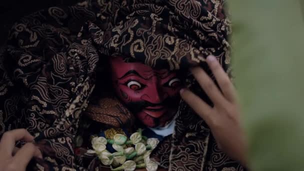 Una Donna Asiatica Che Tiene Una Maschera Rossa Sdraiata Panno — Video Stock