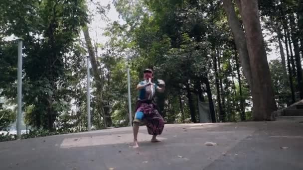 Индонезийская Танцовщица Шляпе Танцевальном Костюме Танцует Руками Центре Сцены Полдень — стоковое видео