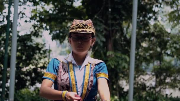 Mittags Tanzt Eine Indonesische Tänzerin Hut Und Tanzkostüm Mit Ihren — Stockvideo