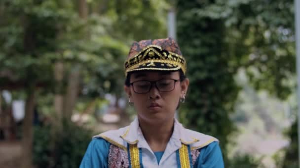Indonesialainen Tanssija Tanssii Perinteistä Tanssia Nimeltään Topeng Cirebon Lavalla Puistossa — kuvapankkivideo