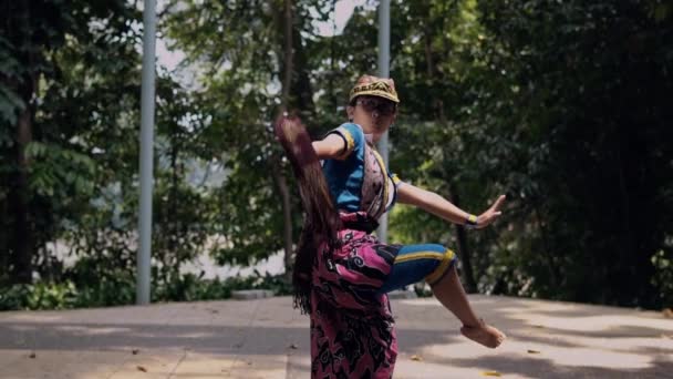 Indonesialainen Tanssija Hattu Päässä Tanssi Puku Tanssii Kädet Keskellä Lavaa — kuvapankkivideo