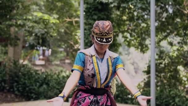 Indonesisk Dansare Dansar Traditionell Dans Som Kallas Topeng Cirebon Scen — Stockvideo