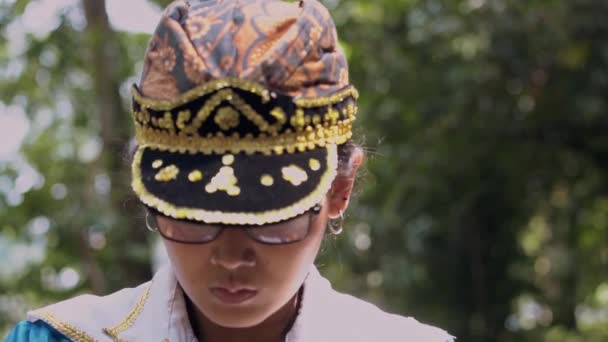 Una Bailarina Indonesia Baila Una Danza Tradicional Llamada Topeng Cirebon — Vídeos de Stock