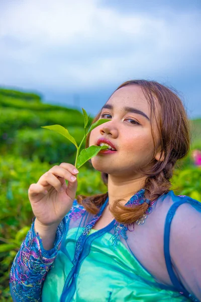 Uma Bela Adolescente Asiática Está Posando Jardim Chá Seu Vestido — Fotografia de Stock