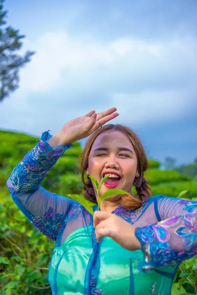 Uma Bela Adolescente Asiática Está Posando Jardim Chá Seu Vestido — Fotografia de Stock